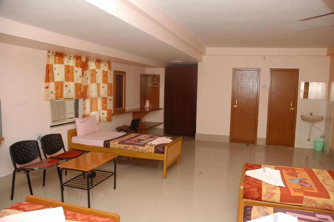 Hotel Athityaa Kumbakonam Buitenkant foto