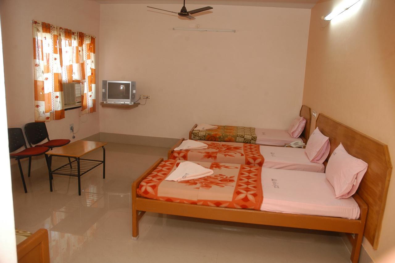 Hotel Athityaa Kumbakonam Buitenkant foto
