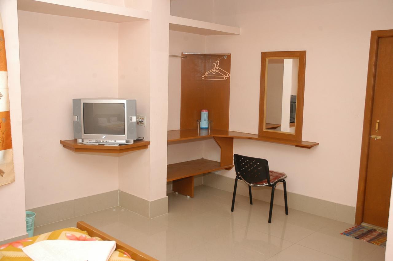 Hotel Athityaa Kumbakonam Buitenkant foto